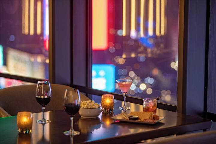 Lounge 77 of 117